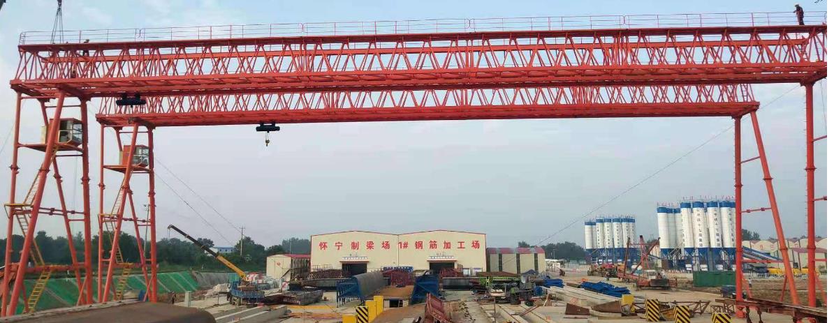 路橋門(mén)式起重機起吊過(guò)程